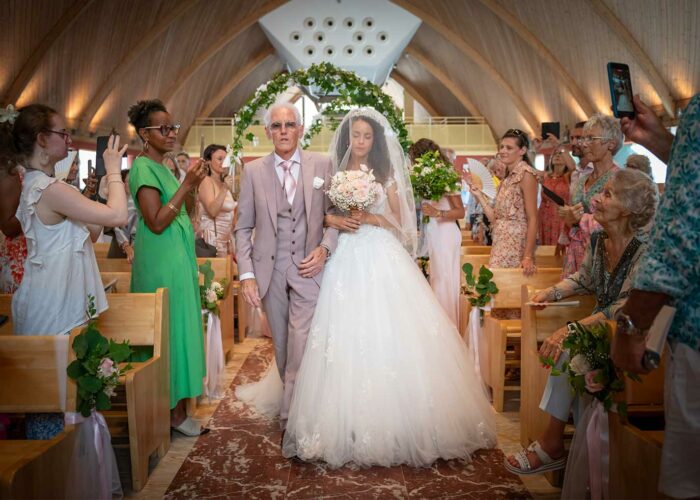 Photographe de mariage à Mandelieu, moment de joie partagée entre les invités