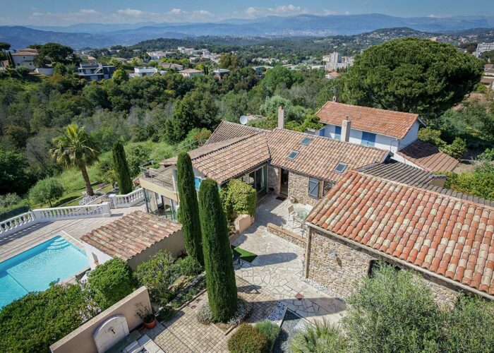 Vue aérienne d'une propriété de charme sur les hauteurs de Cannes - Visual Diffusion