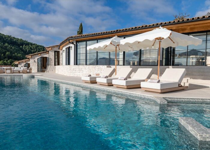 Photo immobilière d’une maison avec piscine à Mandelieu